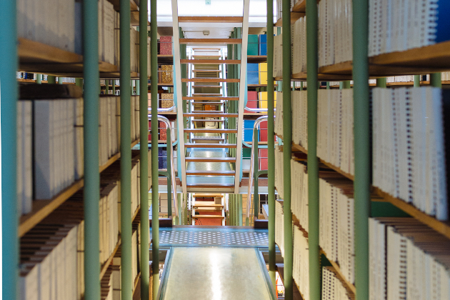 Scaffali di una biblioteca